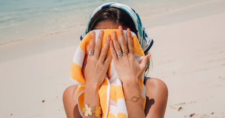 femme à la plage qui porte dans bagues et deux bracelets de draeger paris