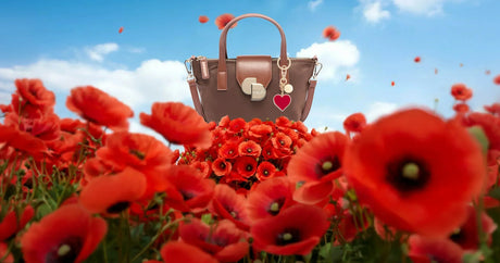 mini cabas toile draeger paris en couleur chocolat au milieu d'un champ de fleurs