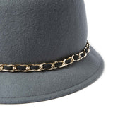 Sombrero cloche con detalle de cadena entrelazada - gris